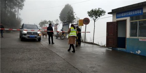  劝导员在劝导返城车辆。通讯员 苟琼 摄 