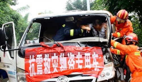 宜宾地震救灾物资运输车遭遇车祸，1人被卡，消防紧急救援