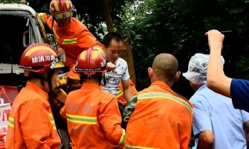 宜宾地震救灾物资运输车遭遇车祸，1人被卡，消防紧急救援