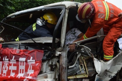 宜宾地震救灾物资运输车遭遇车祸，1人被卡，消防紧急救援