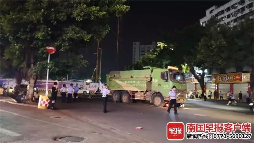 泥头车又夺命！南宁新阳明秀路口车祸致2人死亡，现场一片狼藉