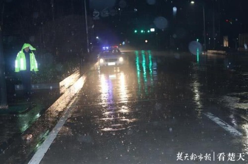 摩托车司机雨夜撞人逃逸，荆州交警四天抓住嫌疑人