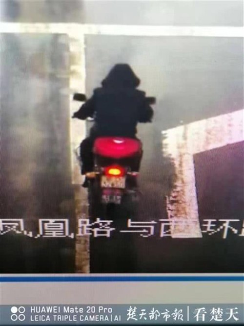 摩托车司机雨夜撞人逃逸，荆州交警四天抓住嫌疑人