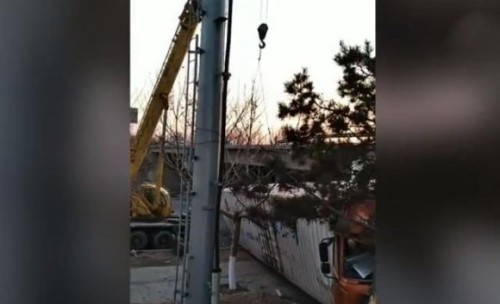 辽宁营口突发大货车坠桥事故，现场画面触目惊心