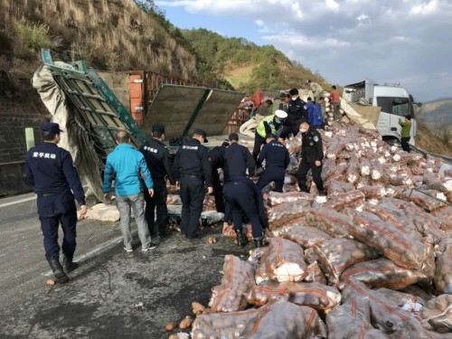 警惕！自燃、侧翻......大保高速路一天连发3起货车交通事故