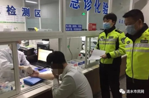 涟水：男子酒驾发生事故猛扇自己嘴巴不停喊着对不起妈妈，民警说，连扇了100多下！