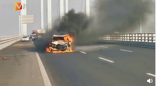 胶州湾跨海大桥上一辆SUV自燃！遇交通事故，一定别忘了这个操作