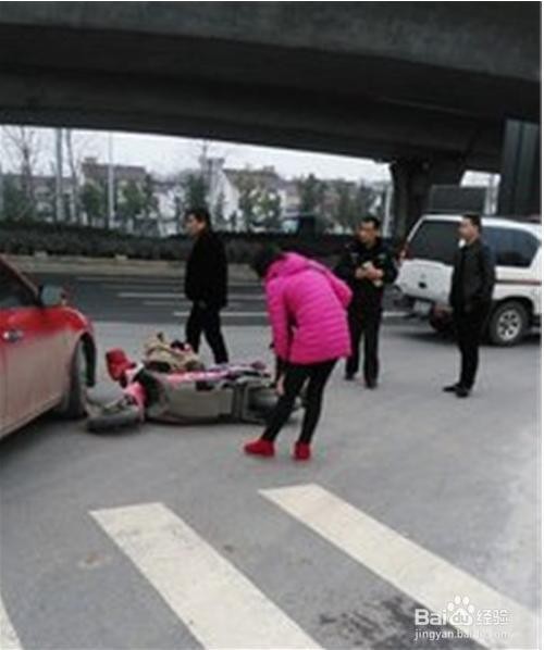 事发日照！北京路路口发生车祸，车都撞翻了