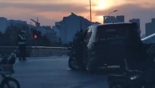事发日照！北京路路口发生车祸，车都撞翻了