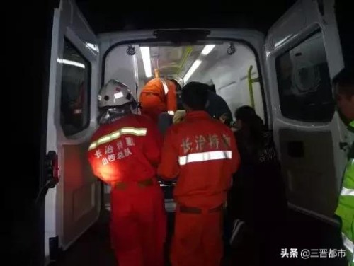 长治这里发生车祸，车身严重变形，有人被困......