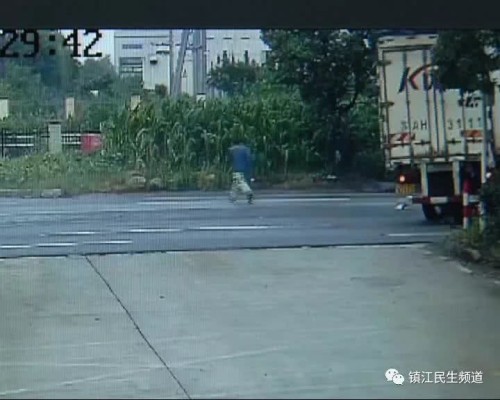 司机行车途中看导航酿事故 老人被撞身亡