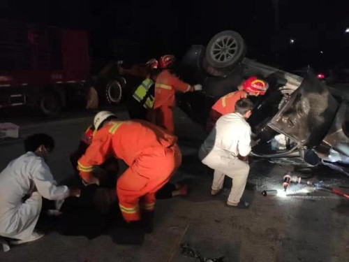 交通事故致一死二伤 云南兰坪消防夜间紧急救援