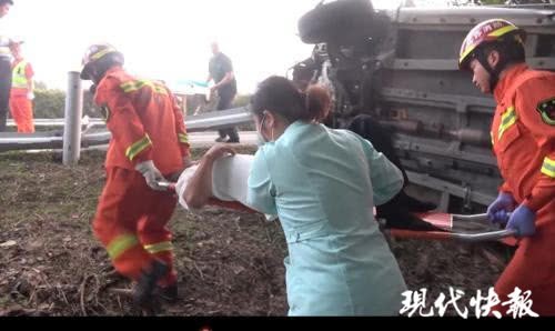 一车人赶去喝喜酒却遭遇车祸 1死5伤