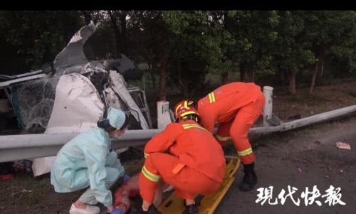 一车人赶去喝喜酒却遭遇车祸，1死5伤