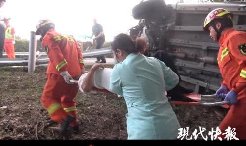 一车人赶去喝喜酒却遭遇车祸，1死5伤