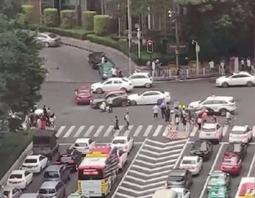 21日，广州一奔驰闯红灯冲入斑马线人群致13人受伤.jpg