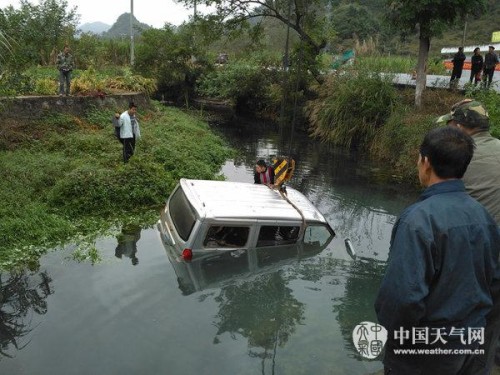 雨天路滑 东兰发生两起交通事故