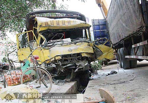 广西靖西县4车连环相撞致3死20伤(组图)