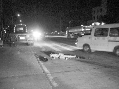 泉港：男子横过马路被牵引车撞死