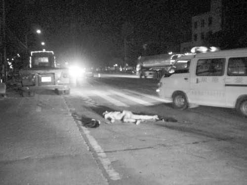 泉港：男子横过马路被牵引车撞死
