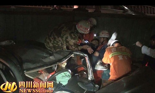 宜宾南溪宜泸高速桥下发生惨烈车祸致2死3伤
