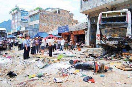 广西靖西县4车连环相撞致3死20伤(组图)