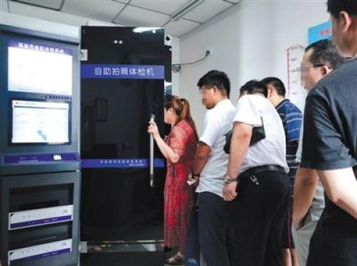 7月19日，西城交通支队南区车管站的驾驶员自助体检系统，驾驶员们排队进行自助体检。新京报记者 郑新洽 摄