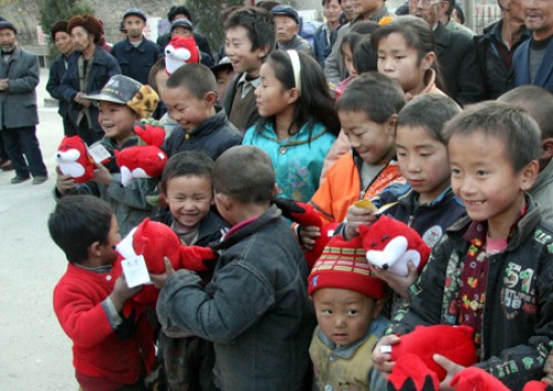 韩红探访住在山上的灾民