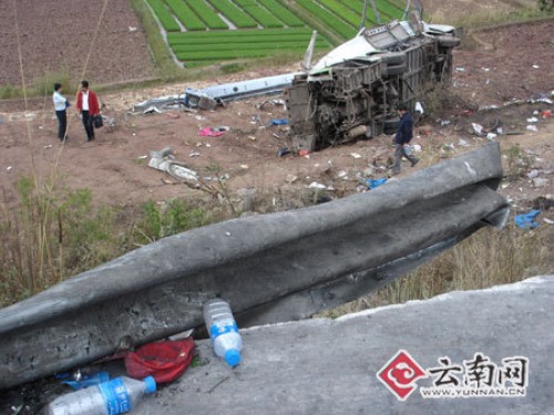 云南高速路发生翻车事故18人死亡22人受伤(图)