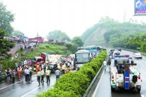 客车爆胎飞过隔离带，引发连环车祸