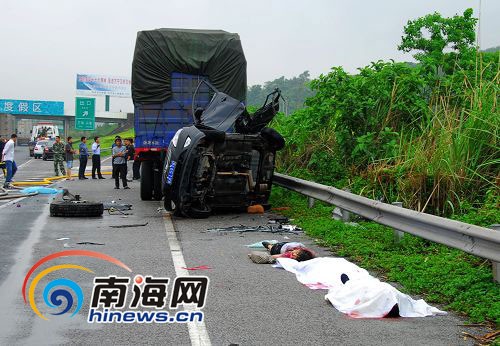 海南东线高速发生追尾事故3人当场死亡(组图)