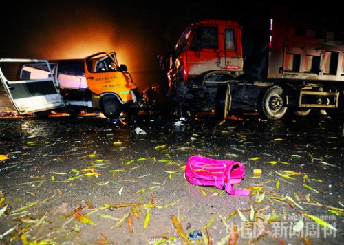 11月17日凌晨，甘肃正宁榆林子镇，被撞得面目全非的校车与运煤车停在街头，等待调查。 摄影/ 本刊记者 杨艳敏
