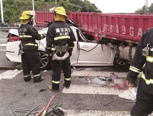 江宁104国道发生惨烈车祸轿车遭货车削顶两死两重伤