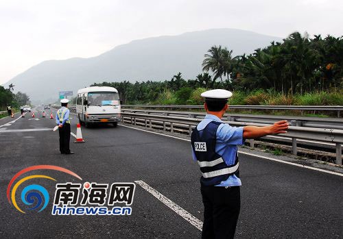 海南东线高速发生追尾事故3人当场死亡(组图)