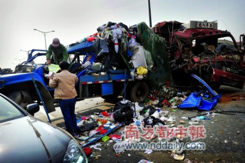 上街喝喜酒半路遇车祸