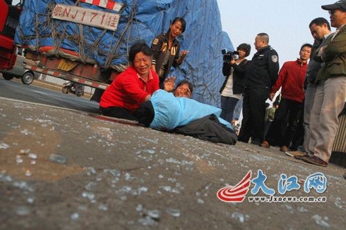 九江长江大桥今晨发生一起交通事故一菜农当场死亡(图)