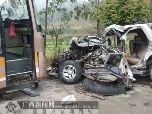 广西鹿寨境内今晨发生特大交通事故 10人死亡(图)