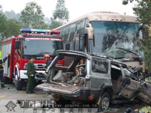 广西鹿寨境内今晨发生特大交通事故 10人死亡(图)