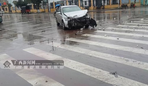 钦州：阴雨天视线受阻 两车路口“亲密接触”(图)