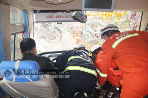 宁明发生交通事故致一名司机被困 消防开展救援