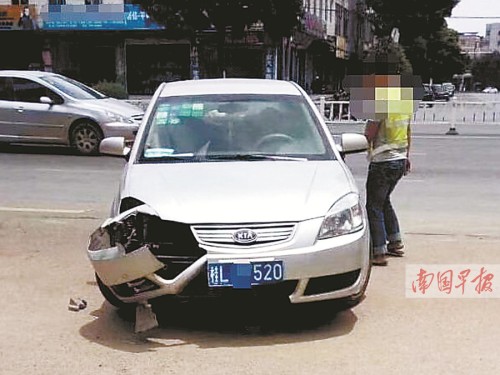 两车车牌尾号均为"520" 5月20日在街头"吻"在一起