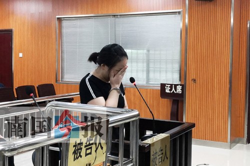 越过双实线撞对向车致2死3伤 醉驾女司机抹泪认罪