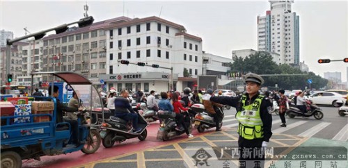 贵港：路口应用色块功能区 破解二轮车通行难题