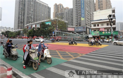 贵港：路口应用色块功能区 破解二轮车通行难题