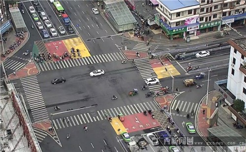 贵港：路口应用色块功能区 破解二轮车通行难题