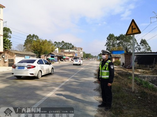 玉林交警全力维护道路交通安全 助力农村复工复产