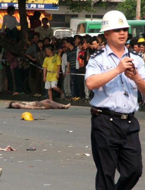 广西北海海关副科长驾车失控连续撞死6人(组图)