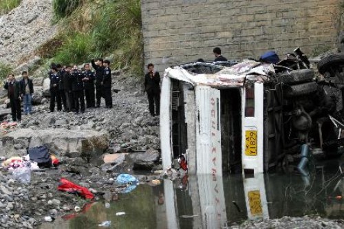 福建昨日两起特大车祸共造成16人死亡(图)