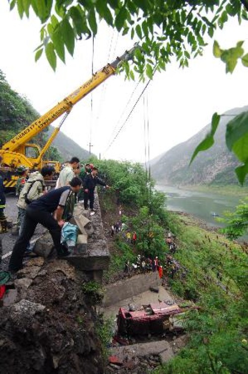 重庆客车坠桥26人死亡李毅中汪洋赴现场