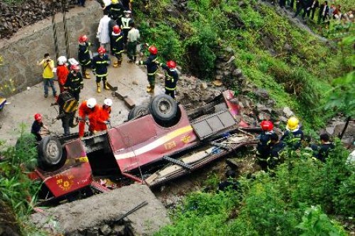 重庆客车坠桥26人死亡李毅中汪洋赴现场